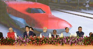 Les premiers ministres indien Narendra Modi (au centre) et japonais Shinzo Abe (à sa droite), jeudi, à Ahmedabad, lors de l'inauguration du chantier de la ligne à grande vitesse Ahmedabad-Bombay. HANDOUT/AFP