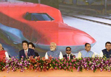 Les premiers ministres indien Narendra Modi (au centre) et japonais Shinzo Abe (à sa droite), jeudi, à Ahmedabad, lors de l'inauguration du chantier de la ligne à grande vitesse Ahmedabad-Bombay. HANDOUT/AFP