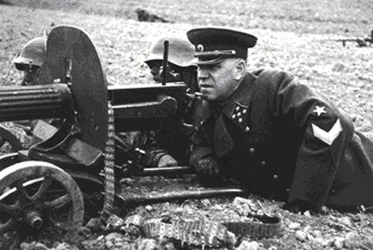 Général Zhukov derrière une mitrailleuse à Kursk en 1943
