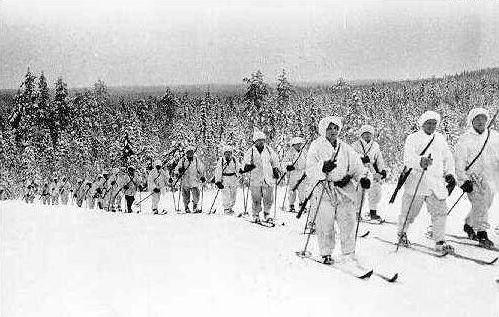 Soldats finlandais à ski