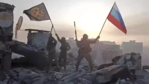 Le drapeau russe et le fanion de Wagner le jour de la victoire à Artemiovsk