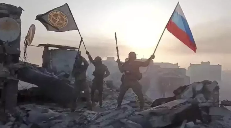 Le drapeau russe et le fanion de Wagner le jour de la victoire à Artemiovsk