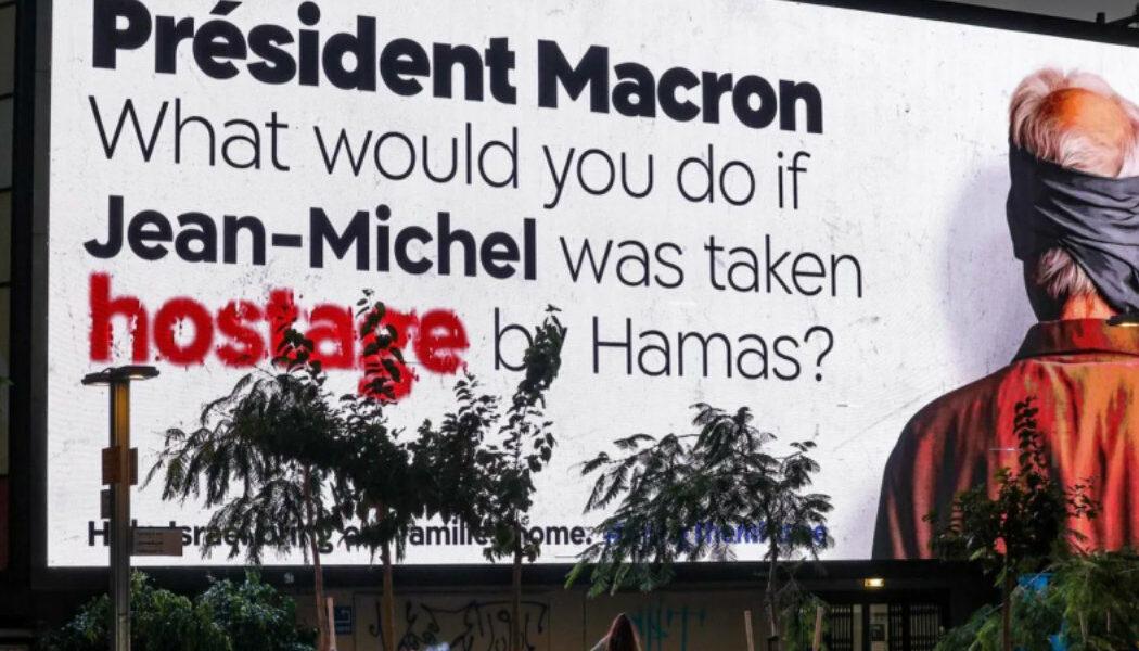 Panneau publicitaire en Israël portant la mention: President Macron what would you do if Jean-Michel was taken hostage by hamas?"