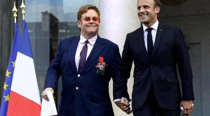 Macron et Elton John, chevaliers de la rosette