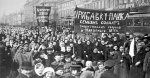 Février 1917, révolution en Russie. Emeutes de la faim à Saint Pétersbourg : « Nourrissez nos enfants, défenseurs de la patrie » … « Augmentation des rations pour les familles de soldats défenseurs de la liberté et de la paix pour le peuple. »