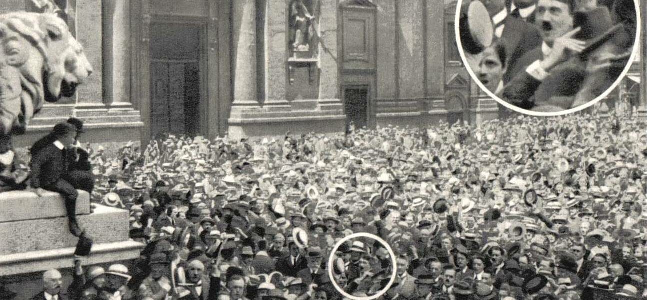 Adolf Hitler dans la foule à Munich en 1914