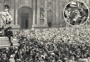 Adolf Hitler dans la foule à Munich en 1914