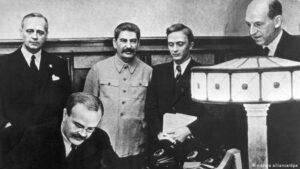 Moscou 23 août 1939, signature du pacte germano – soviétique : de gauche à droite : Ribbentrop, ministre des affaires étrangère du Reich, Molotov ministre des affaires étrangère de l’URSS et Staline. Ribbentrop est présent en septembre 1939 au second plan derrière Hitler sur la photo de la conférence de Munich.