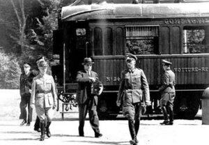Samedi 22 juin 1940, l’armistice est signé dans la même clairière de Rethondes en forêt de Compiègne et dans le wagon même de Foch où avait été signé l’armistice du 11 novembre 1918.