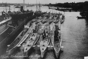 « Nos sous-marins au port. » Submersibles allemands à Kiel en février 1914