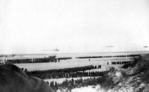 Les plages de Dunkerque, où trois divisions françaises luttent pied à pied jusqu’au 4 juin pour permettre le réembarquement du corps expéditionnaire britannique qu’ils sauvent de l’anéantissement complet.