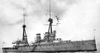 Le croiseur de bataille HMS Invincible participe à la victoire de l’amiral Sturdee aux Falkland le 8 décembre 1914. Il succombe en mer du Nord le 31 mai 1916 sous les tirs du Lützow et du Derfflinger lors de la bataille du Jutland.