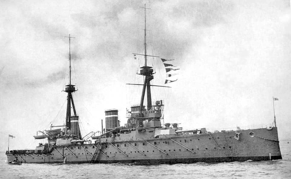 Le croiseur de bataille HMS Invincible participe à la victoire de l’amiral Sturdee aux Falkland le 8 décembre 1914. Il succombe en mer du Nord le 31 mai 1916 sous les tirs du Lützow et du Derfflinger lors de la bataille du Jutland.