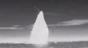 La poupe de la corvette de classe Tarantul « Ivanovets » filmée par un drone naval ukrainien après que deux autres aient frappé le navire. La médiatisation de ces pertes a génère un fort effet moral