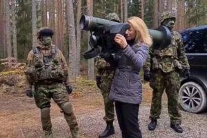 La première ministre estonienne Kaja-Kallas avec un ATGM Javelin destiné à être livré à Kiev