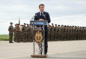 Le président Macron harangue les troupes françaises déployées en Roumanie