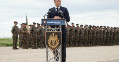 Le président Macron harangue les troupes françaises déployées en Roumanie