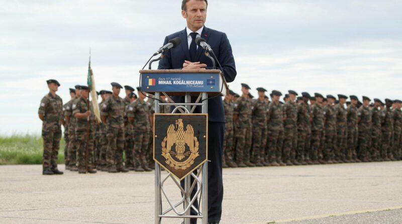 Le président Macron harangue les troupes françaises déployées en Roumanie