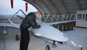 Le président turc Erdogan appose son autographe sur un drone dans la région de Batman