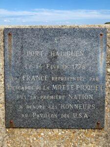 A Port-Haliguen, sur la presqu’île de Quiberon en Bretagne, près de la plage où se dresse la stèle commémorant le débarquement des émigrés royalistes en 1795, il existe une inscription, apposée au parapet de la digue : « À Port-Haliguen, le 14 février 1778, la France représentée par l’Escadre de la Motte-Picquet fut la première nation à rendre les honneurs au Pavillon des USA ».