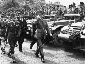 Paris, 25 août 1944 : de Gaulle et le Général Leclerc saluent les hommes de la 2ème DB, derrière, le capitaine Claude Guy et le général Juin…