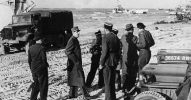 14 juin 1944, après avoir traversée de la Manche à bord de la Combattante des forces navales française libre, le général de Gaulle foule pour la première fois depuis 4 ans le sol de France sur la plage de Courseulles.