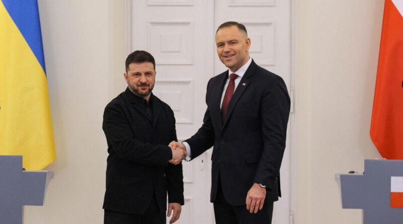 Zelensky rend hommage aux nazis qui ont massacré des Juifs et des Polonais. Varsovie est furieuse, l’UE reste muette !